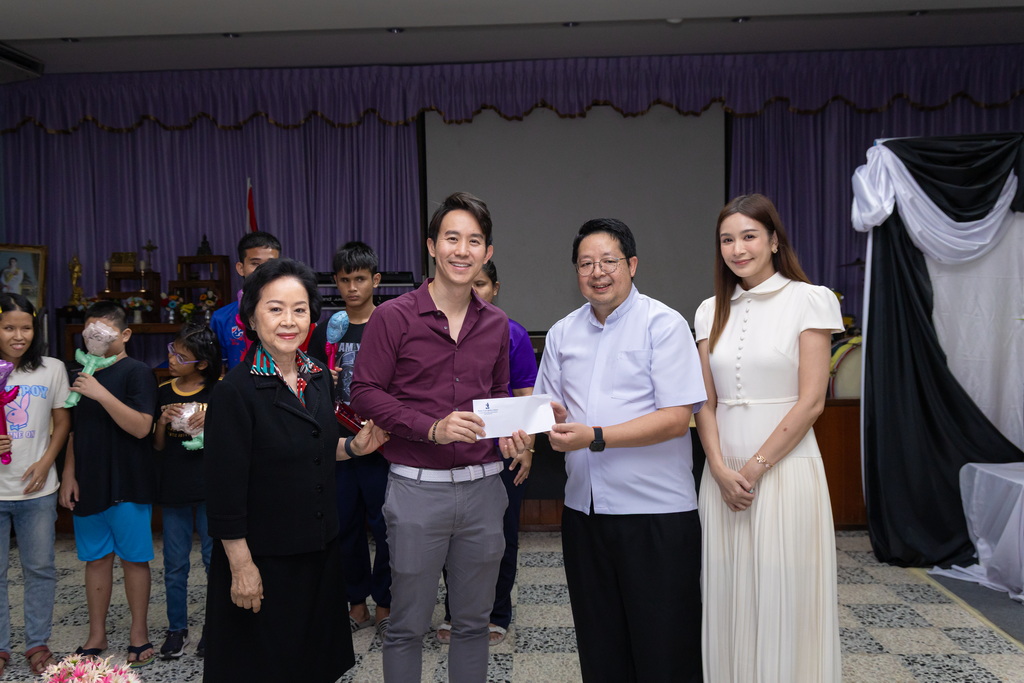 คุณพงา วรรธนะกุล กรรมการผู้จัดการ และคุณวิทนาถ วรรธนะกุล ประธานเจ้าหน้าที่บริหาร รอยัล คลิฟ โฮเต็ล กรุ๊ป มอบเงินสนับสนุนจำนวน 100,000 บาท แก่โรงเรียนสอนคนตาบอดพระมหาไถ่ พัทยา เพื่อร่วมสนับสนุนการดำเนินงานของโรงเรียนและส่งเสริมคุณภาพชีวิตของเด็กๆ ภายใต้การดูแล