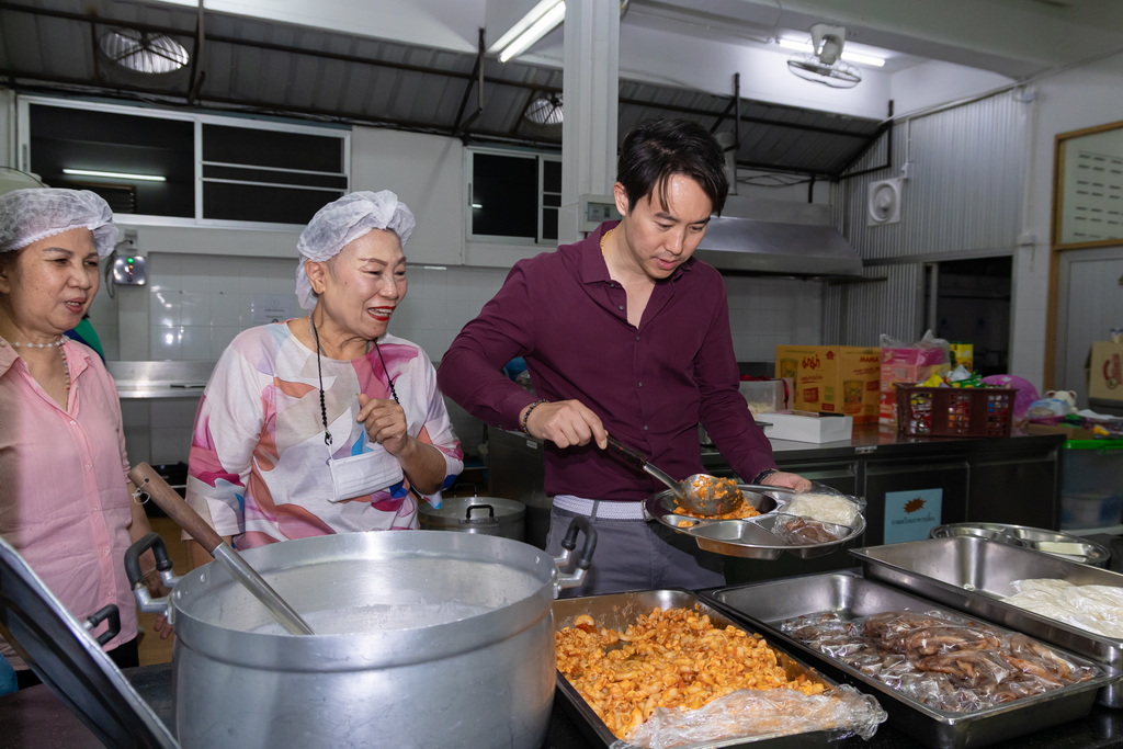 คุณวิทนาถ วรรธนะกุล ประธานเจ้าหน้าที่บริหาร รอยัล คลิฟ โฮเต็ล กรุ๊ป ร่วมปรุงและเสิร์ฟอาหารกลางวันด้วยตนเอง เพื่อส่งมอบความอิ่มอร่อยและกำลังใจให้แก่เด็กๆ