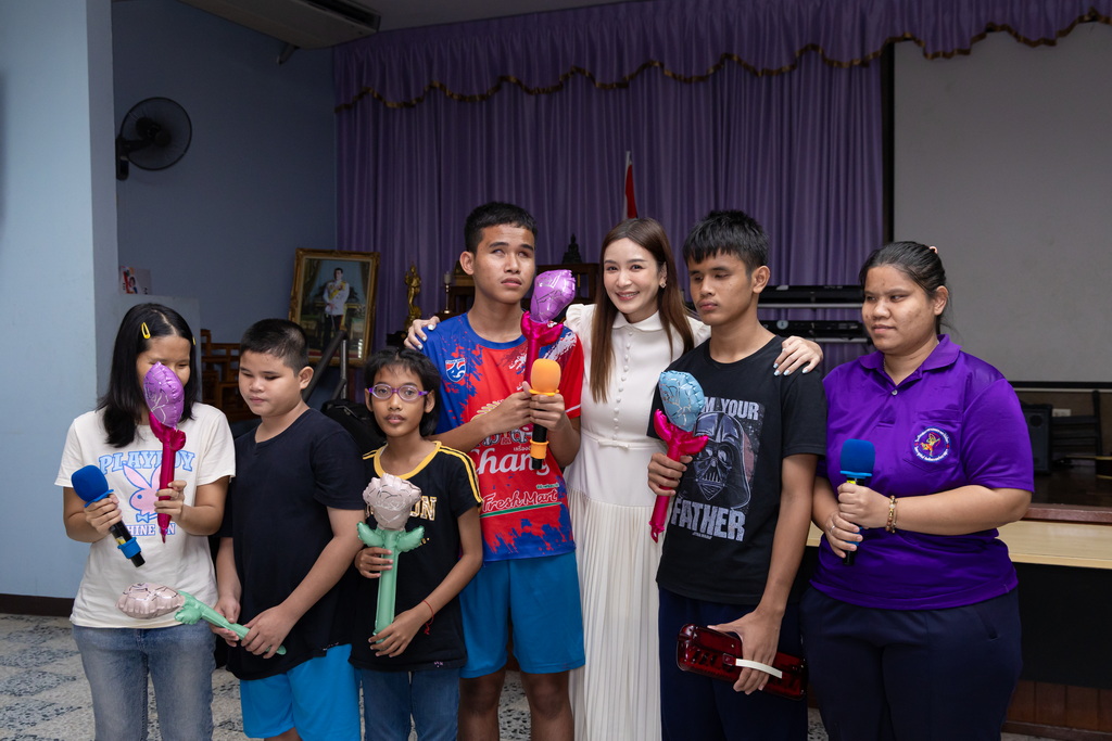 คุณปุณยาพร พูลพิพัฒน์ นักแสดงชื่อดังของประเทศไทย ร่วมพูดคุยและสร้างกำลังใจให้กับน้องๆ พร้อมเติมเต็มบรรยากาศของกิจกรรมด้วยรอยยิ้ม เสียงหัวเราะ และความสุข