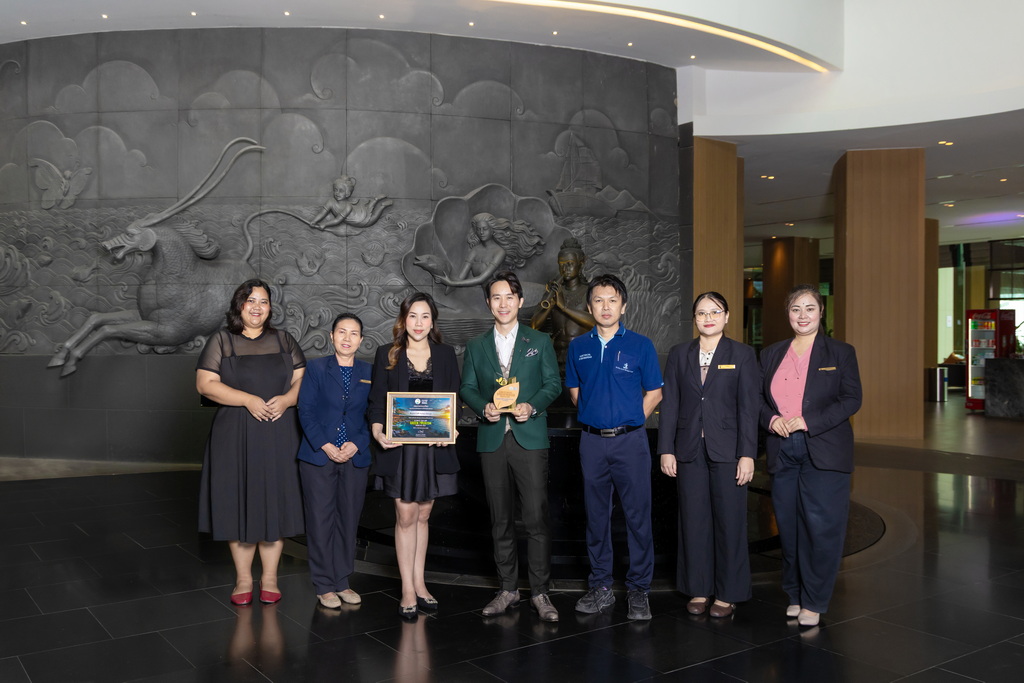คุณวิทนาถ วรรธนะกุล ประธานเจ้าหน้าที่บริหาร รอยัล คลิฟ โฮเต็ล กรุ๊ป พร้อมด้วยทีมงาน รับรางวัล Ultimate Thailand Green Tourism Showcase 2026 สาขา Creative & Innovation จากกรมการท่องเที่ยว โดยรอยัล คลิฟ ได้รับการคัดเลือกให้เป็น 1 ใน 10 โรงแรมที่ได้รับรางวัลในจังหวัดชลบุรี