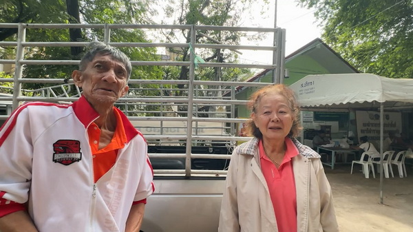 นายพิชฌ์พงศ์ สุวีรานนท์  และนางอารี สุวีรานนท์ นักท่องเที่ยวจากจ.สมุทรสงคราม