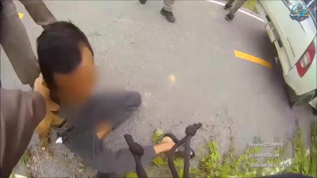 (คลิป)ตำรวจ-ตม.ไล่จับ “จ่าเด้า บุรีรัมย์”เพิ่งประกันตัวคดีขนจีนเข้าไทย บึ่งกระบะขนจีนย้อนศรหนีด่านฯเชียงแสนซ้ำ