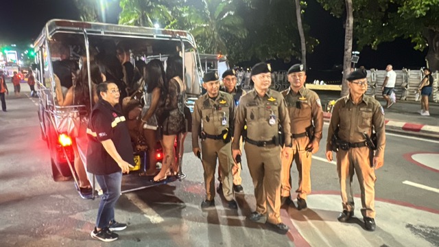 ตร.พัทยาสนธิกำลัง พม.ชลบุรี กวาดล้างค้าประเวณีชายหาด รวบ 25 ราย ทั้งไทย-ต่างชาติ รับทัพเรือสหรัฐฯ เยือน