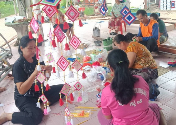 ชาวบ้านร่วมจัดทำ ธุง ตามโครงการ “1 ล้านธุง 1 ล้านดวงใจ โยงใยพืชสวนโลก” 