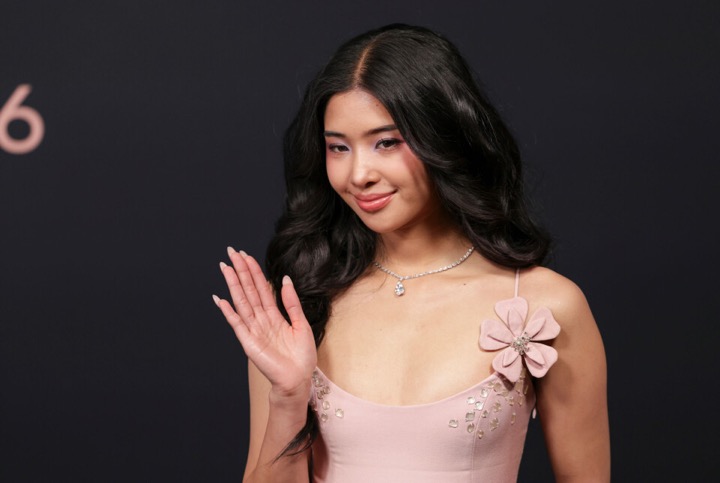 โซเฟีย เป็นสมาชิกคนล่าสุดที่ต้องพักกิจกรรมเพื่อฟื้นฟูสุขภาพ โดยต้นสังกัดยืนยันว่าเธอจะไม่เข้าร่วม THE WILDWORLD TOUR ในยุโรปและสหราชอาณาจักร ระหว่างวันที่ 1–17 กันยายน ส่งผลให้ช่วงนี้ KATSEYE ต้องเดินหน้าทำกิจกรรมด้วยสมาชิก 4 คน คือ ดาเนียลา, ลารา, เมแกน และยุนแช