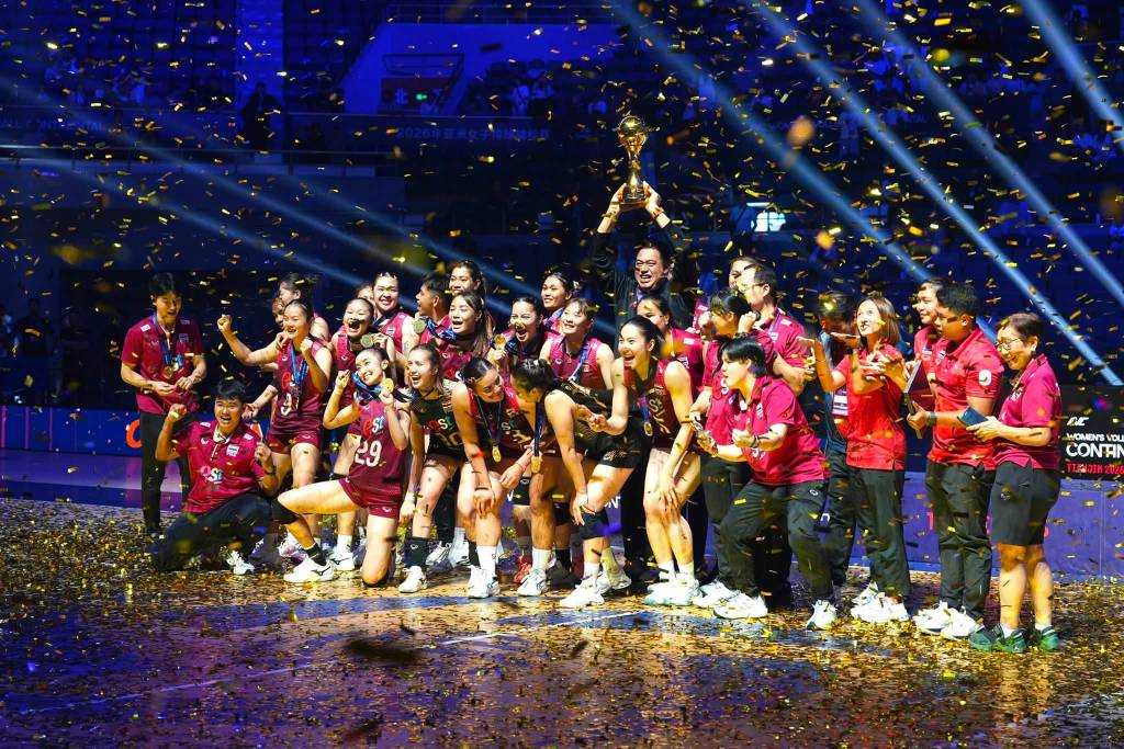 นักวอลเลย์บอลสาวทีมชาติไทย คว้าแชมป์เอเชียและได้ตีตั๋วไปโอลิมปิก 2028 (ภาพ : สมาคมกีฬาวอลเลย์บอลแห่งประเทศไทย)