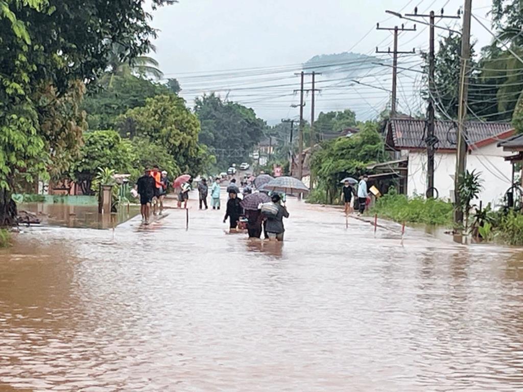 น้ำท่วมถนนในแขวงอุดมไซ