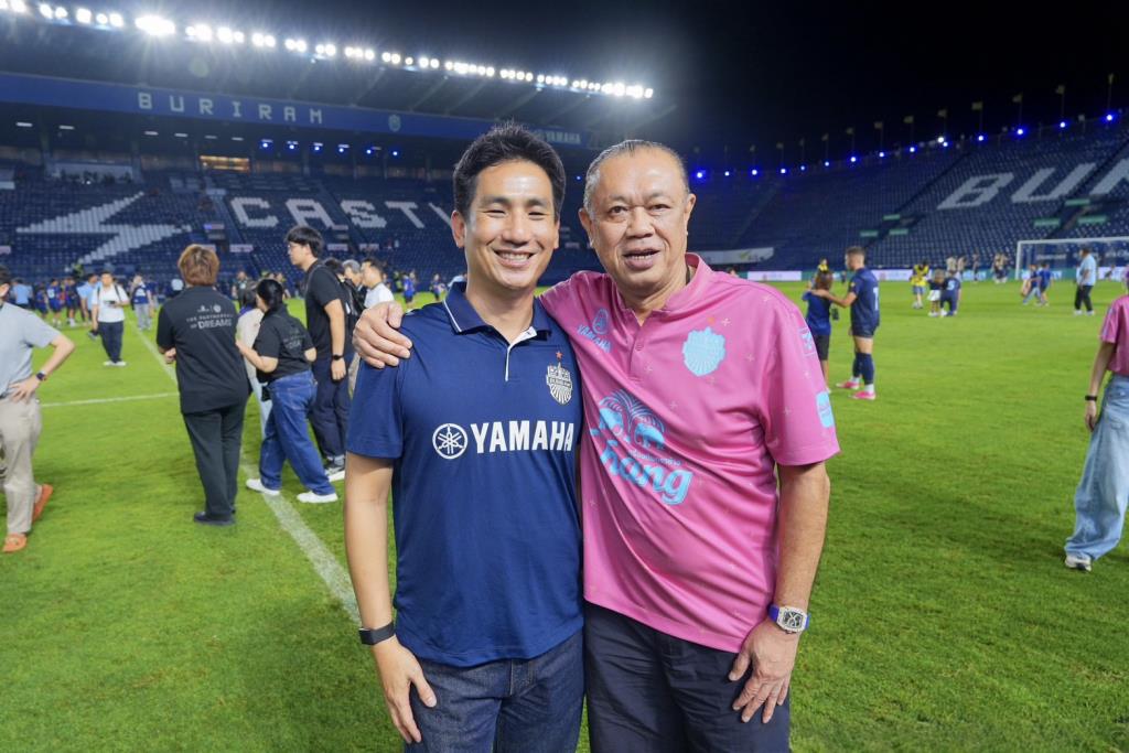 นายอุกฤษณ์ ภาควิวรรธ (ซ้าย) รองผู้จัดการใหญ่ด้านวางแผนการค้าและการตลาด บริษัท ไทยยามาฮ่ามอเตอร์ จำกัด ถ่ายภาพร่วมกับ นายเนวิน ชิดชอบ ประธานสโมสรบุรีรัมย์ ยูไนเต็ด 