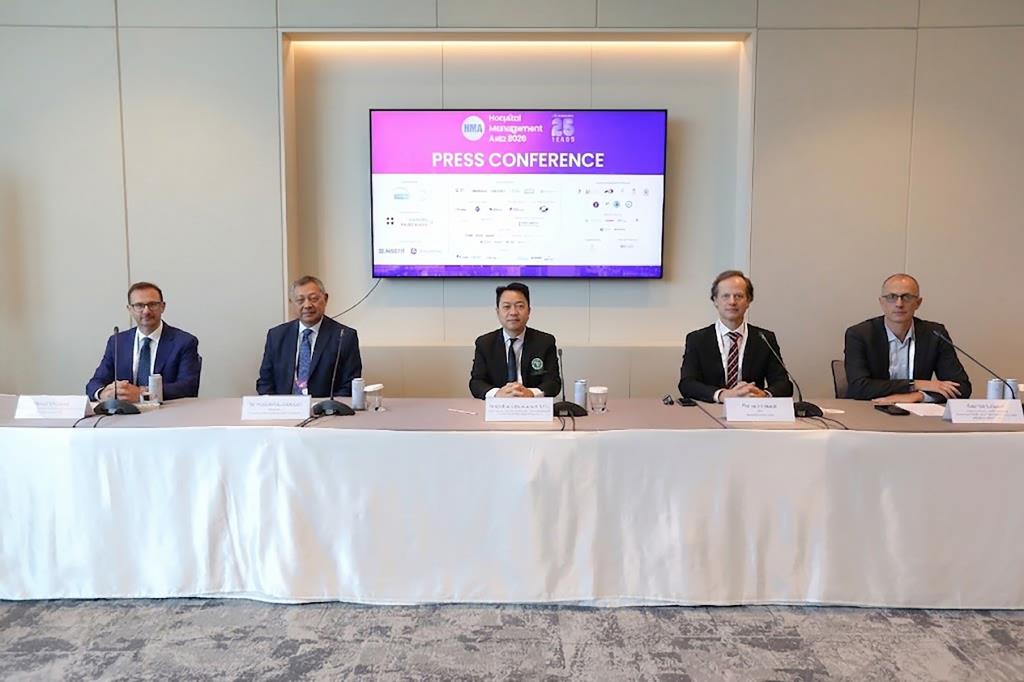 ฟาบริซ เลอเกต์ กรรมการผู้จัดการ Siemens Healthineers ภูมิภาคเอเชียตะวันออกเฉียงใต้ (ขวาสุด) ถ่ายภาพร่วมกับอลัน ดูโบฟสกี รองประธานและ Chief Patient Experience Officer โรงพยาบาลซีดาร์ส-ไซนา สหรัฐอเมริกา, นายแพทย์ไพบูลย์ เอกแสงศรี นายกสมาคมโรงพยาบาลเอกชน (TPHA), นายแพทย์อัครฐาน จิตนุยานนท์?รองอธิบดีกรมการแพทย์ กระทรวงสาธารณสุข (กลาง) และ ริชาร์ด ไอร์แลนด์  ประธานเจ้าหน้าที่บริหาร (CEO), Clarion Events Asia ประเทศสิงคโปร์