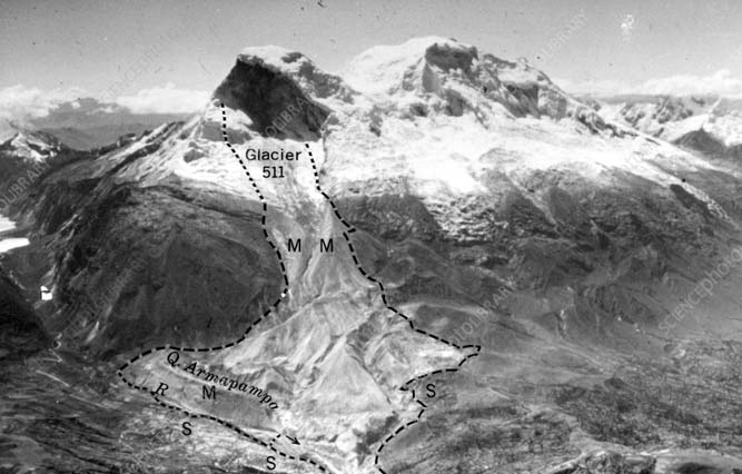 เหตุหิมะถล่มที่รุนแรงที่สุดบนยอดเขา Huascaran ในเทือกเขา Andes ประเทศเปรู เมื่อปี 1970 ภาพจาก US GEOLOGICAL SURVEY / SCIENCE PHOTO LIBRARY