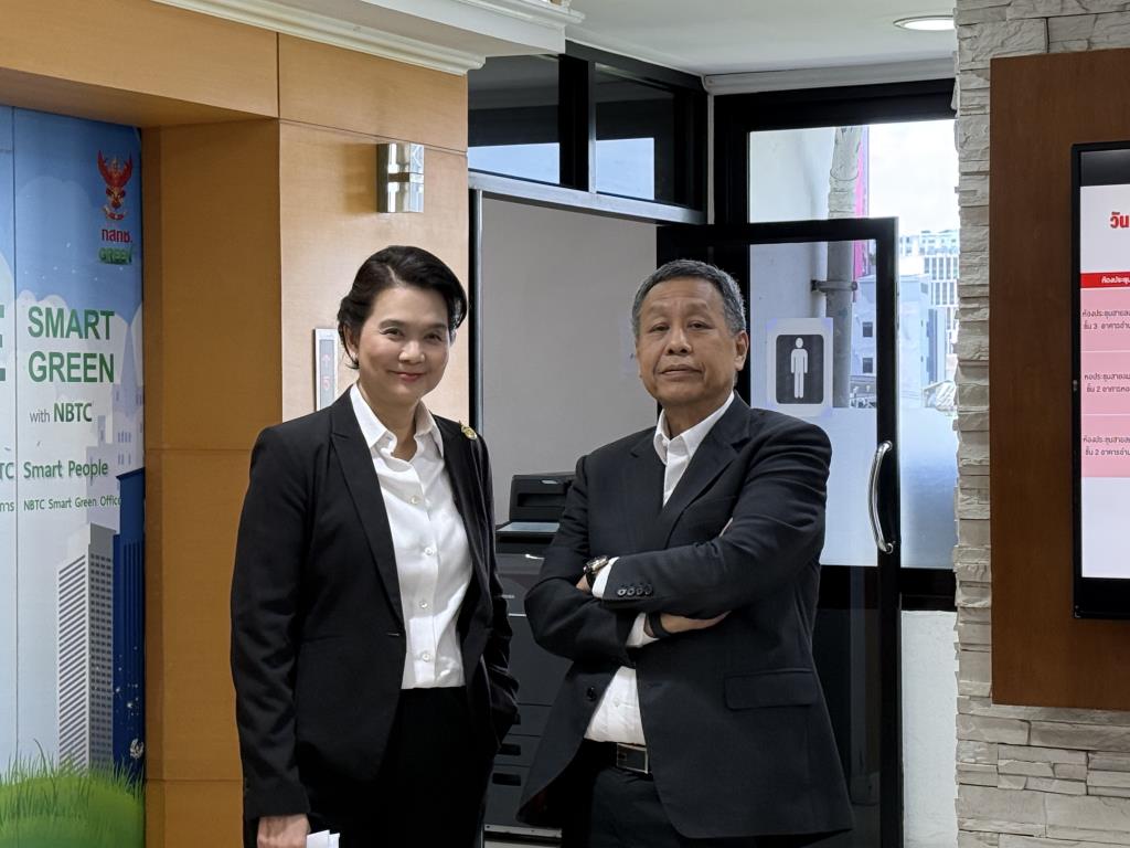 ศ.กิตติคุณ ดร.พิรงรอง รามสูต และ รศ.ดร.ศุภัช ศุภชลาศัย กรรมการ กสทช.