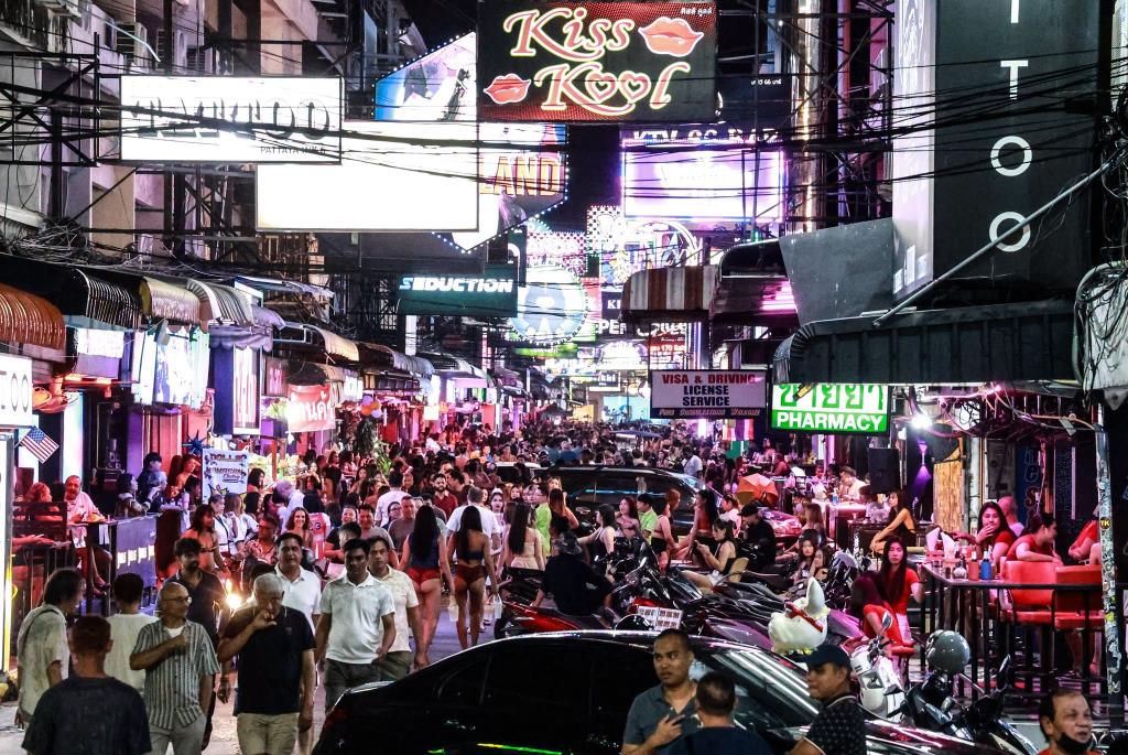 ย่านวอล์กกิ้งสตรีท คึกคักรับการยกพลขึ้นบกของกำลังพลทหารสหรัฐกว่า 5,000 คน