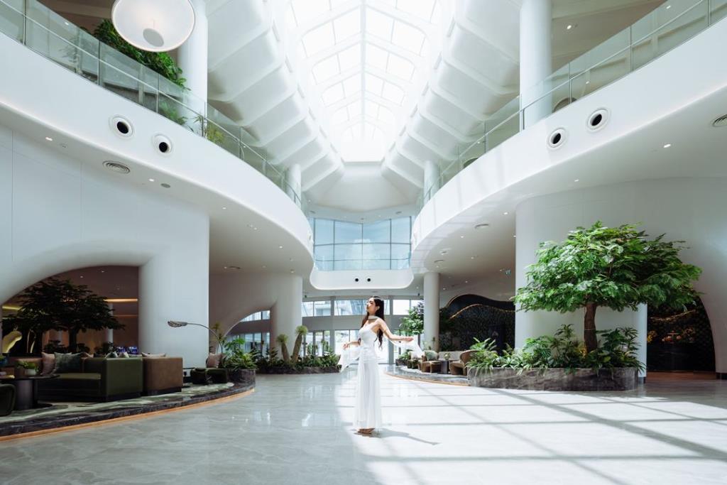 White Oasis Lobby