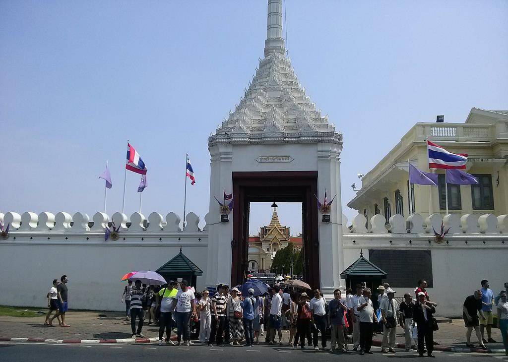 ประตูวิเศษไชยศรี ทางเข้า-ออกพระบรมมหาราชวังที่สำคัญที่สุด (ภาพจาก : วิกิพีเดีย) 