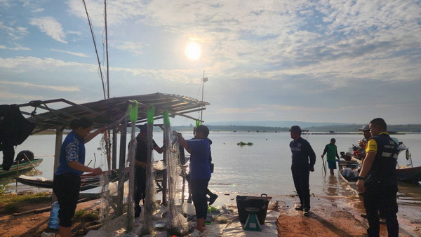 ประมงจังหวัดกาฬสินธุ์ร่วมกับชาวบ้าน วางตาข่ายดักปลาตรวจสอบหาปลาหมอคางดำ