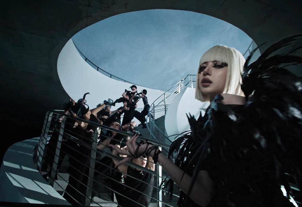 ฉาก ดิบ บางกอก ใน MV เพลง SaWaDiKa ของลิซ่า (ภาพจาก MV เพลง SaWaDiKa)