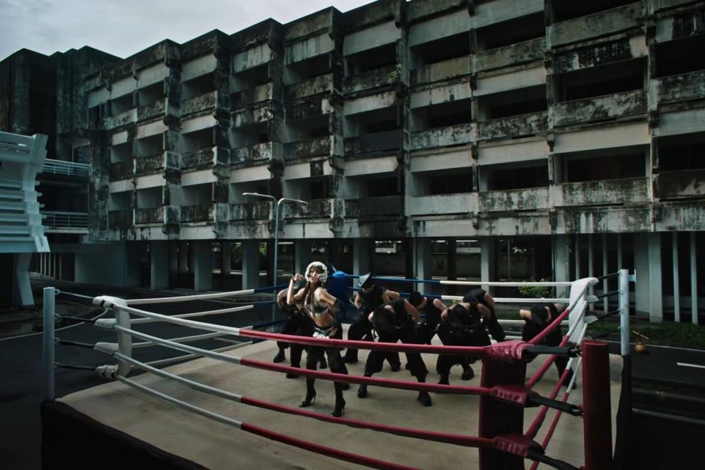 ฉากตึกเก่าที่ซอยงามดูพลี ใน MV เพลง SaWaDiKa ของลิซ่า (ภาพจาก MV เพลง SaWaDiKa) 