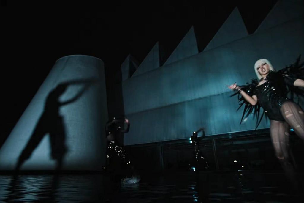 ฉาก ดิบ บางกอก (ตัวอาคาร) ใน MV เพลง SaWaDiKa ของลิซ่า (ภาพจาก MV เพลง SaWaDiKa) 