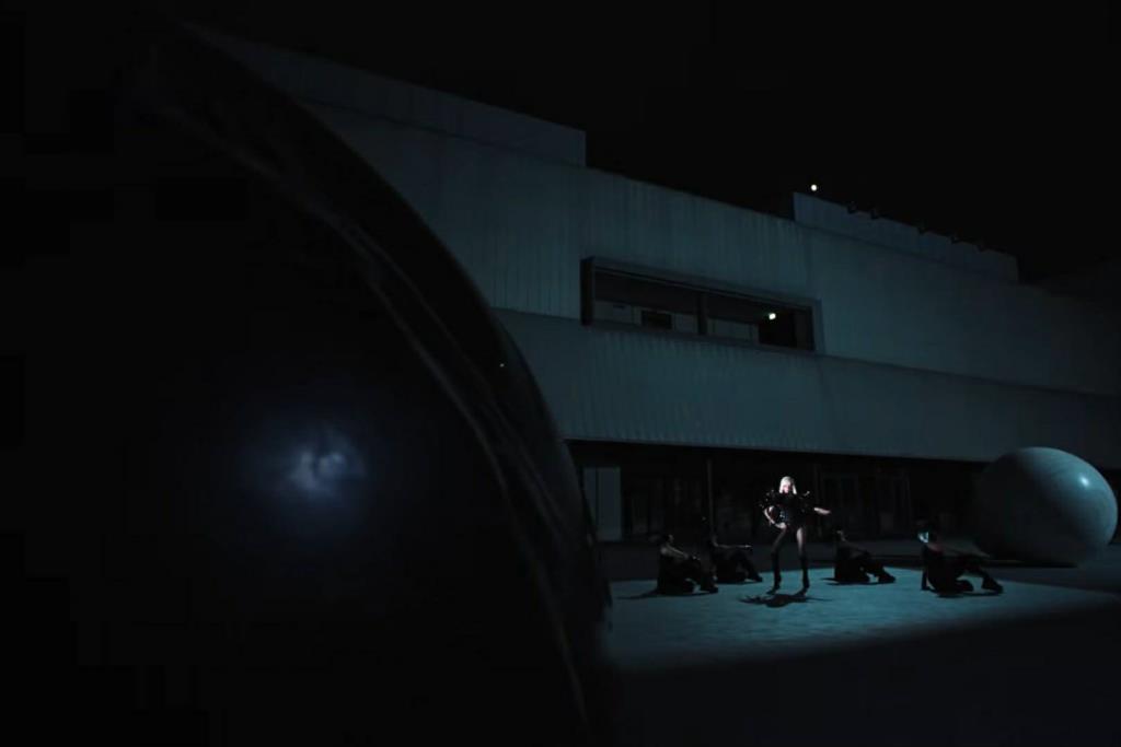 ฉาก ดิบ บางกอก (งานศิลป์ Pars pro Toto) ใน MV เพลง SaWaDiKa ของลิซ่า (ภาพจาก MV เพลง SaWaDiKa) 