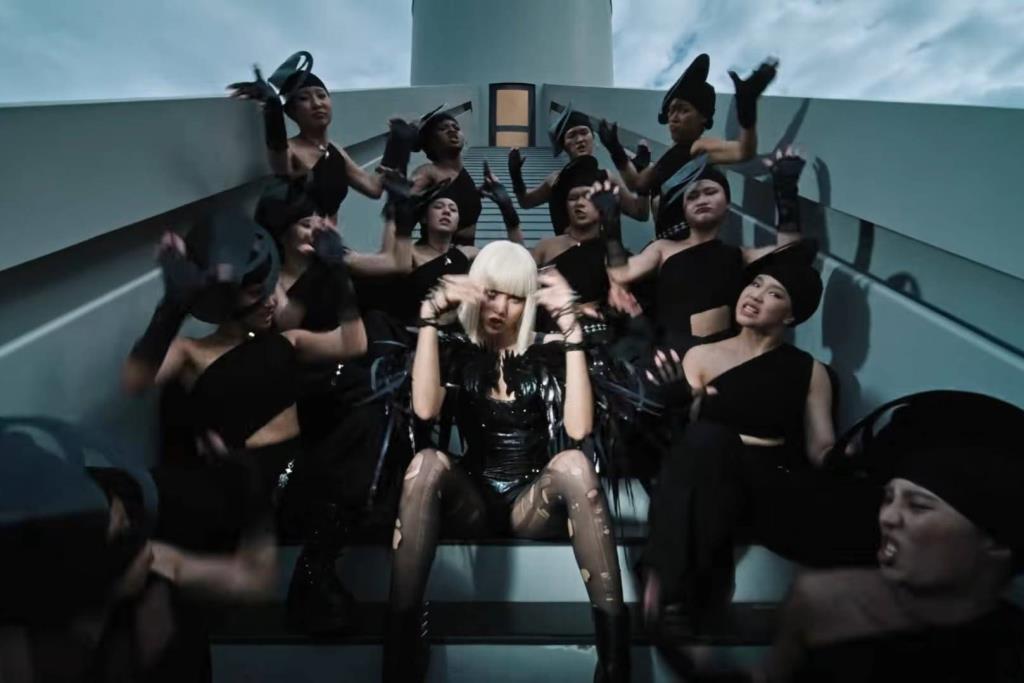 ฉาก ดิบ บางกอก (Straight Up) ใน MV เพลง SaWaDiKa ของลิซ่า (ภาพจาก MV เพลง SaWaDiKa)
