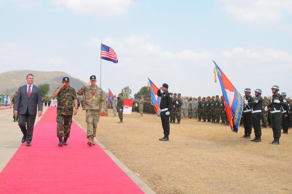 ภาพประกอบ - กองกำลังทหารของสหรัฐฯ และกัมพูชาร่วมในพิธีปิด อังกอร์ เซนทิเนล ประจำปี 2559 หลังเสร็จสิ้นการฝึกซ้อมทางทหารร่วมเป็นเวลา 2 สัปดาห์. 
