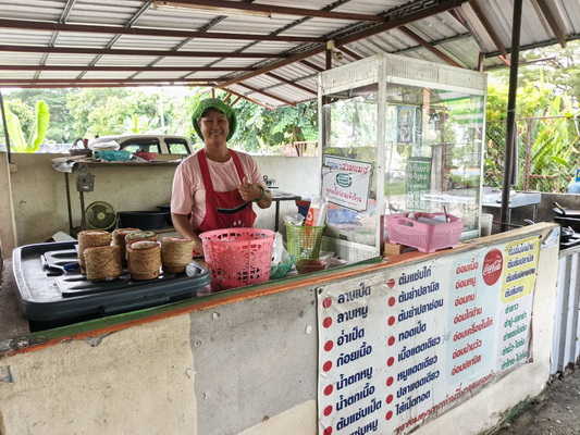 นางสาวรัตนา ธานีเนียม เจ้าร้านลาบเป็ด