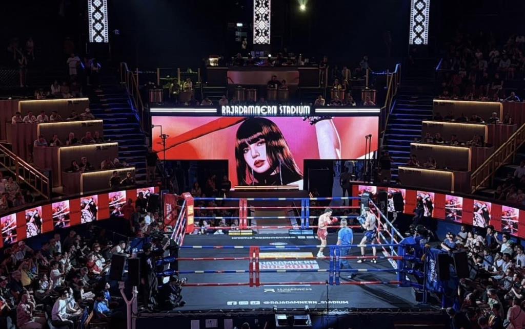 อลังการตาแตก ภาพ “ลิซ่า” ​ขึ้นจอยักษ์เวทีมวยราชดำเนิน โปรโมตซิงเกิลใหม่ “สวัสดีค่ะ”
