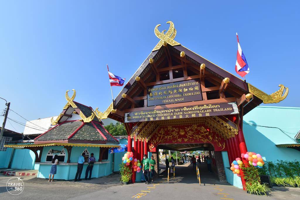 บริเวณด้านหน้าทางเข้าฟาร์มจระเข้ฯ