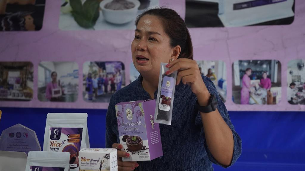 ประธานกลุ่มวิสาหกิจชุมชน ข้าวไร้ซเบอรี่บดผง ปฏิมา แม่สาย