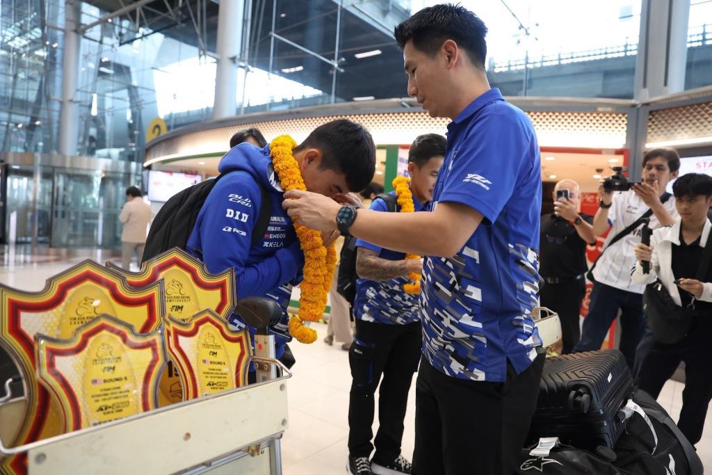 นายอุกฤษณ์ ภาควิวรรธ รองผู้จัดการใหญ่ด้านวางแผนการค้า และการตลาด บริษัท ไทยยามาฮ่ามอเตอร์ จำกัด ให้การต้อนรับ 2 นักบิด