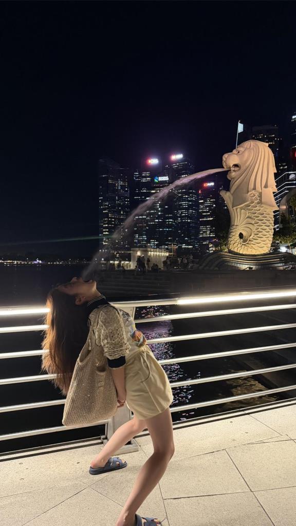 นางเอกสาวโพสท่าสุดฮาหน้า เมอร์ไลออน เอนตัวอ้าปากรับสายน้ำแบบไม่ห่วงภาพลักษณ์ “สาวสวยในรอบพันปี”