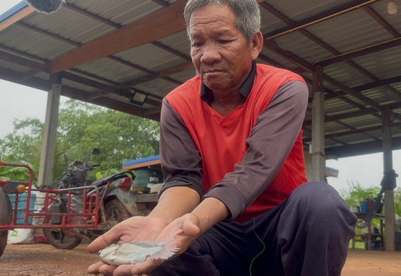 นายประวัติ พละสุข ชาวบ้านบ้านหนองสรวง ดักติดปลาหมอคางดำ 2 ตัว