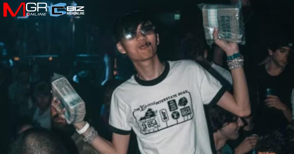 Malone Lam ถือเงินสดจำนวนมากที่ไนต์คลับแห่งหนึ่งในไมอามี สหรัฐอเมริกา ในเดือนกันยายน 2024 (รูปภาพ: กระทรวงยุติธรรมของสหรัฐอเมริกา)