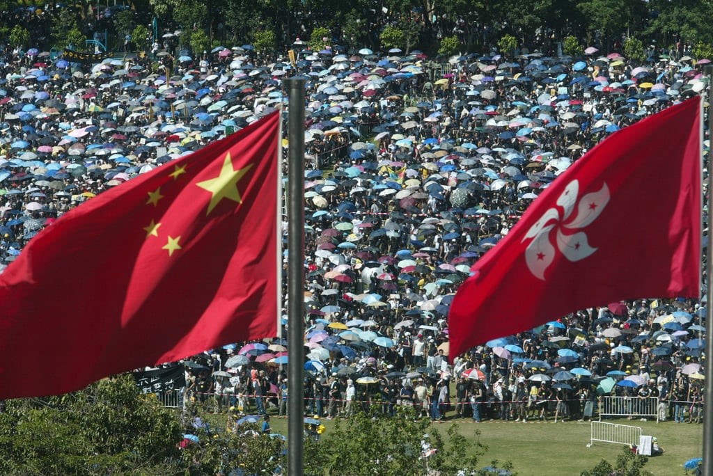 ชาวฮ่องกงเดินขบวนจากสวนสาธารณะวิกตอเรียไปยังที่ทำการรัฐบาลกลาง - ภาพ : SCMP