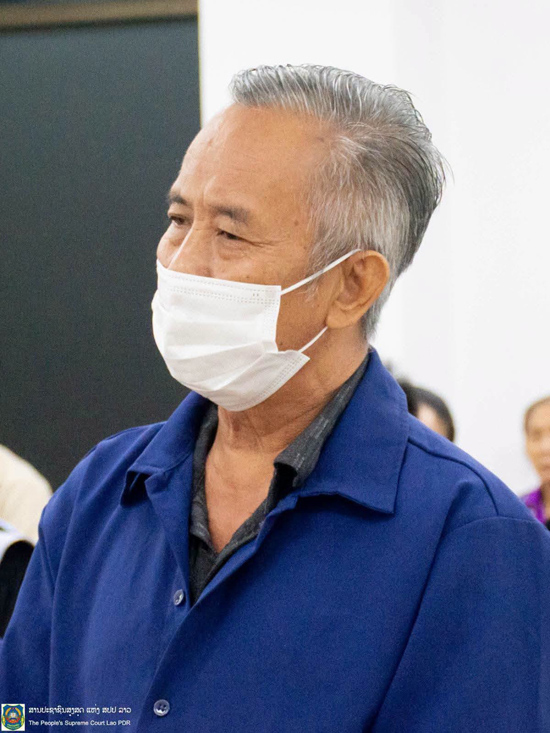 สื่อมวลชนลาวเปรียบเทียบภาพท้าวคำพุด สิดทิลาด อดีตผู้บริหาร ธนาคารแห่ง สปป.ลาว จำเลยหลักที่ทำให้ค่าเงินกีบผันผวน ช่วงที่ยังดำรงตำแหน่งกับหลังถูกจับ