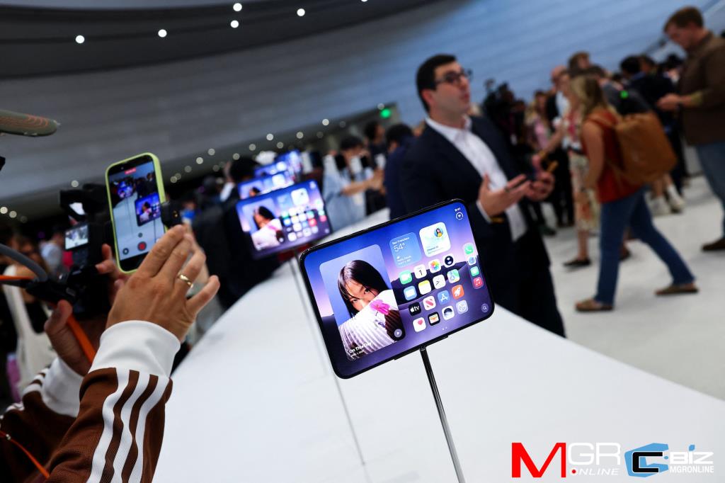  iPhone Duo นั้นใหม่แน่นอนในแง่ราคาที่ Apple กล้าเข็นตัวเลขให้ทะลุ 2,000 ดอลลาร์ เพื่อเปิดเซ็กเมนต์ระดับซูเปอร์พรีเมียมที่ตัวเองไม่เคยแตะมาก่อน
