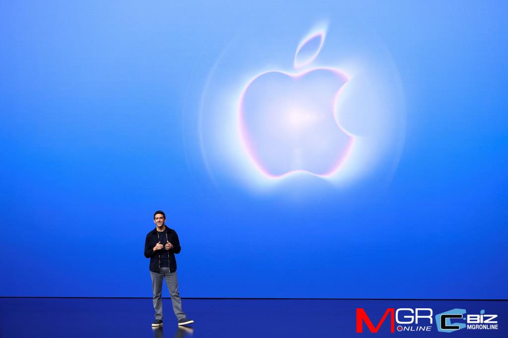 John Ternus ซีอีโอใหม่ของ Apple บนเวทีเปิดตัว iPhone ใหม่ปี 2026 หลังจากที่ปี 2025 สินค้าหลักอย่าง iPhone ทำรายได้ให้ Apple ราว 2.09 แสนล้านดอลลาร์สหรัฐ