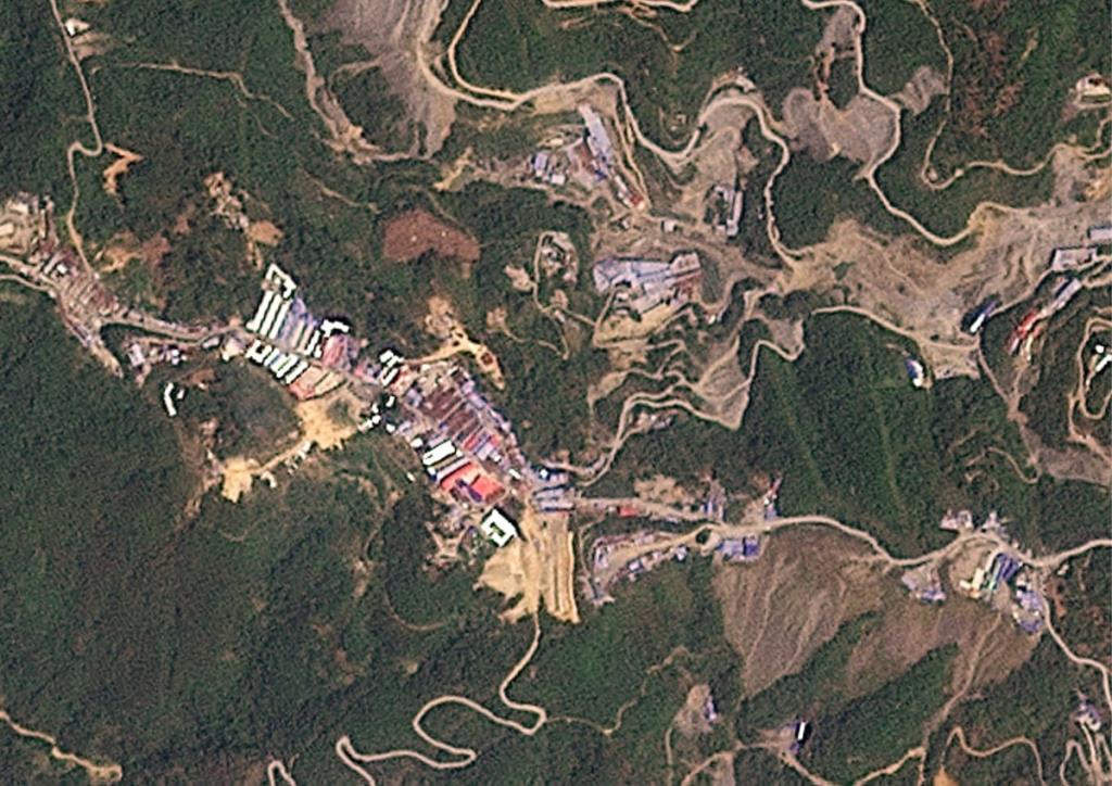 ภาพถ่ายดาวเทียมจาก PLANET LABS PBC เมื่อวันที่ 24 เมษายน 2569 เผยให้เห็นพื้นที่ทำเหมืองที่เชื่อว่าเป็นเหมืองแมนเหม่า ตั้งอยู่ในรัฐว้า ทางตะวันออกของพม่า ใกล้ชายแดนจีน.