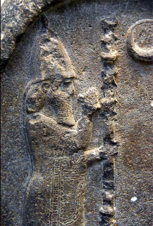 ภาพแกะสลักนูนต่ำของกษัตริย์ Nabonidus ที่ขุดพบใน Babylon และขณะนี้อยู่ที่ British Museum  ภาพจาก วิกิพีเดีย