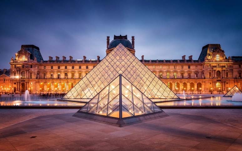 พีระมิดแก้ว ที่หน้าพิพิธภัณฑ์ The Louvre ณ กรุง Paris  ภาพจาก onelifetours.ca