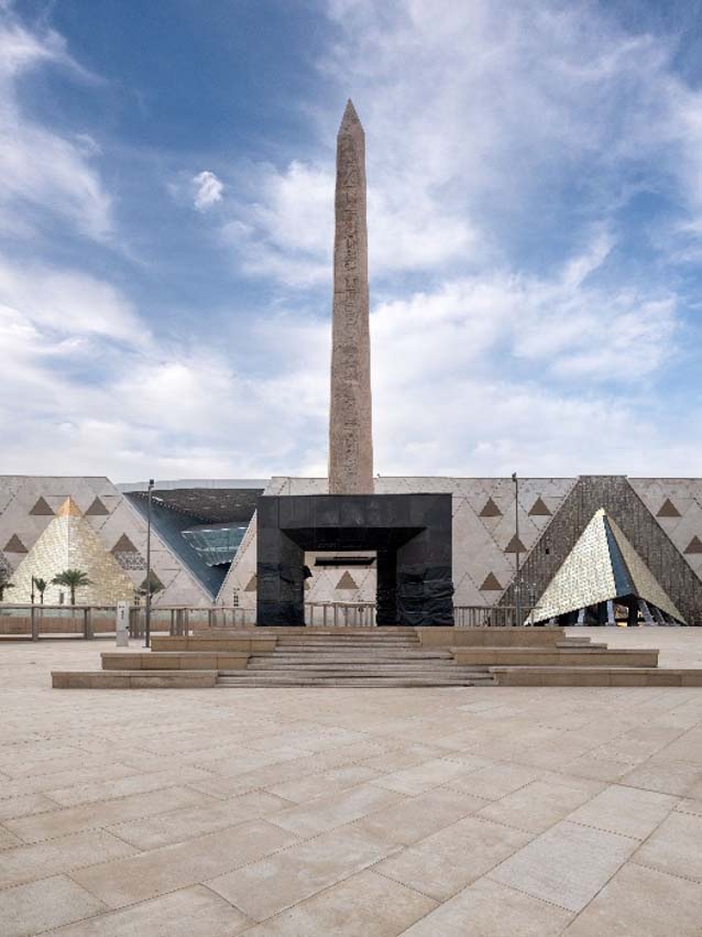 เสา obelisk ที่ตั้งอยู่ด้านหน้าพิพิธภัณฑ์ The Grand Egyptian Museum  ภาพจาก Grand Egyptian Museum