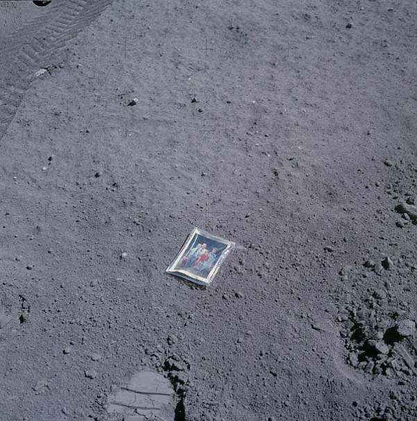 ภาพถ่ายครอบครัว ที่มนุษย์อวกาศ Charlie Duke ในยาน Apollo 16 ทิ้งไว้เป็นอนุสรณ์บนดวงจันทร์ พร้อมภาพรอยเท้าของเขา เมื่อวันที่ 20 เมษายน ปี 1972 ภาพจาก commons.wikimedia.org