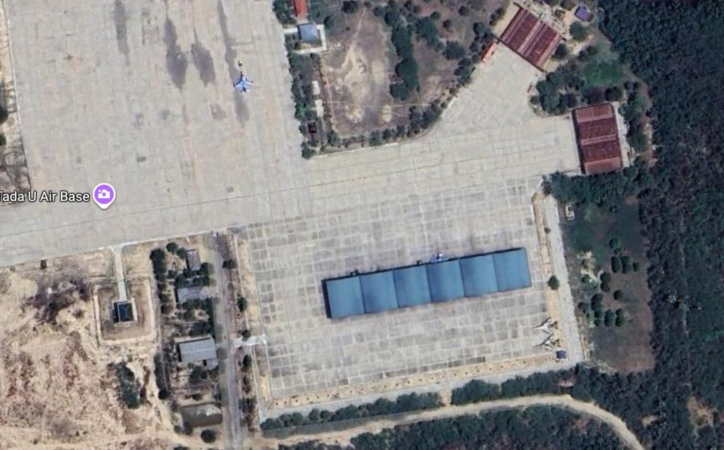ภาพมุมสูงเผยให้เห็นพื้นที่โรงเก็บเครื่องบินของฐานทัพอากาศทาดา-อู ซึ่งใช้รันเวย์ร่วมกับสนามบินนานาชาติมัณฑะเลย์.