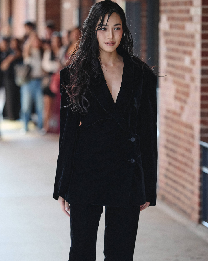 [ คอเสื้อ Deep V-Neck ยิ่งเพิ่มความเย้ายวนในลุค All Black / ขอบคุณภาพ :  X @CalvinKlein ]