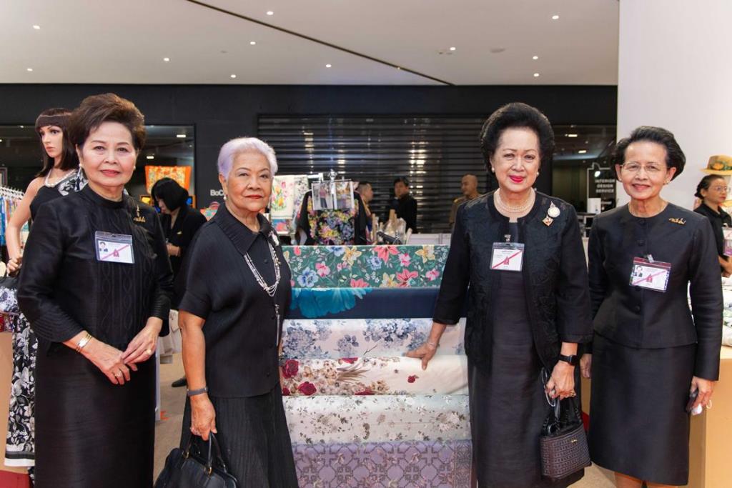 พวงทอง อานันทนะสุวงศ์, ท่านผู้หญิง รวิจิตร์ สุวรรณบุบผา, ท่านผู้หญิงภรณี มหานนท์ และ ม.ล. ประทิ่นทิพย์ นาครทรรพ