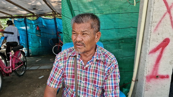 นายอำพร กองแก้ว อายุ 71 ปี ผู้ประกอบการจักรยานเช่าริมชายหาดชะอำด้านทิศใต้ 