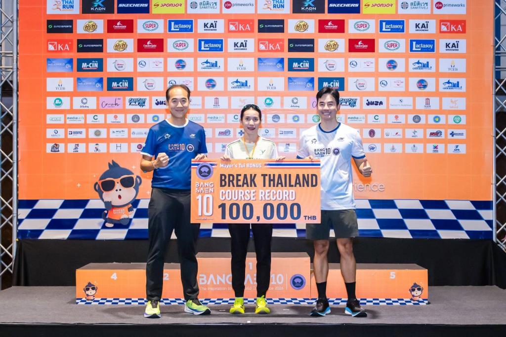 ปารียา สนเส็ม คว้าเงินรางวัลพิเศษ 100,000 บาทจาก ณรงค์ชัย คุณปลื้ม หรือ “นายกตุ้ย” นายกเทศมนตรีเมืองแสนสุข
