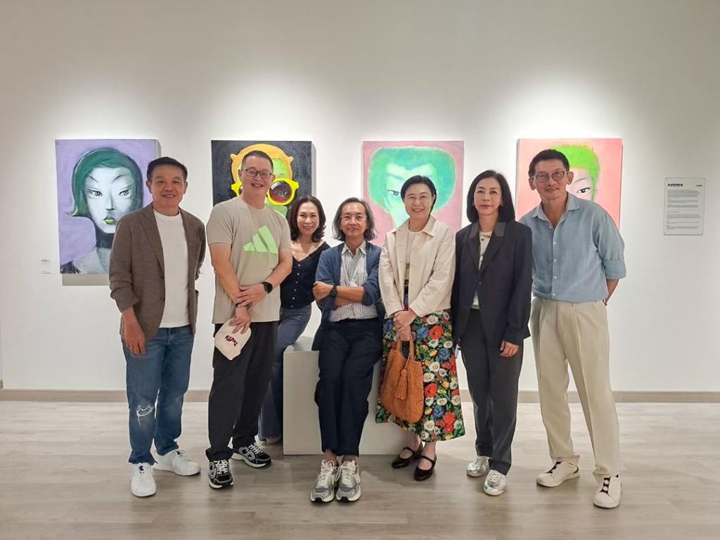 สาธิต ให้การต้อนรับ มยุรี ชัยพรหมประสิทธิ์ ผู้บริหารสยามพิวรรธน์ และแขกคนพิเศษอื่นๆ