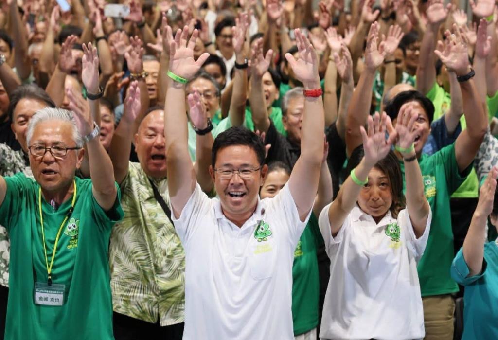 เก็นตะ โคจา (เสื้อขาวยืนกลาง) ผู้สมัครที่ได้รับการสนับสนุนจากพรรคเสรีประชาธิปไตยของนายกรัฐมนตรีซานาเอะ ทาคาอิจิ คว้าชัยชนะในการเลือกตั้งผู้ว่าราชการจังหวัดโอกินาวาเมื่อวันอาทิตย์ที่ผ่านมา (13 ก.ย.2569) 