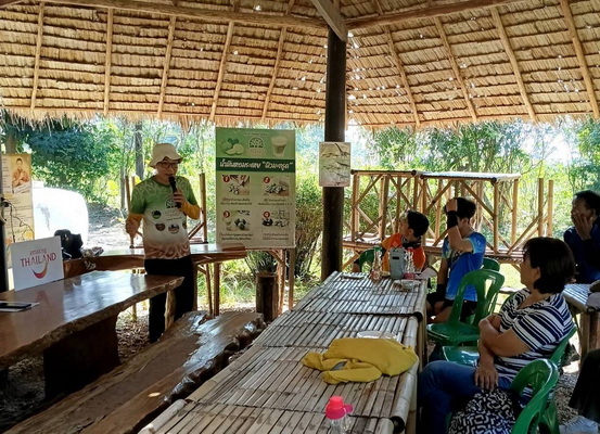 นายแสงเพชร ตันทะอธิพานิช ประธานวิสาหกิจชุมชนท่องเที่ยวและเรียนรู้หุบเขาแห่งไดโนเสาร์ ให้ข้อมูลถึงทริปท่องเที่ยวในอำเภอเวียงเก่า จังหวัดขอนแก่น